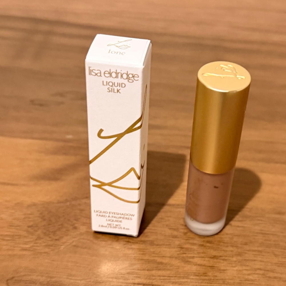 Lisa Eldridge Liquid Silk Liquid Eyeshadow in Ione - Picture 4 of 5